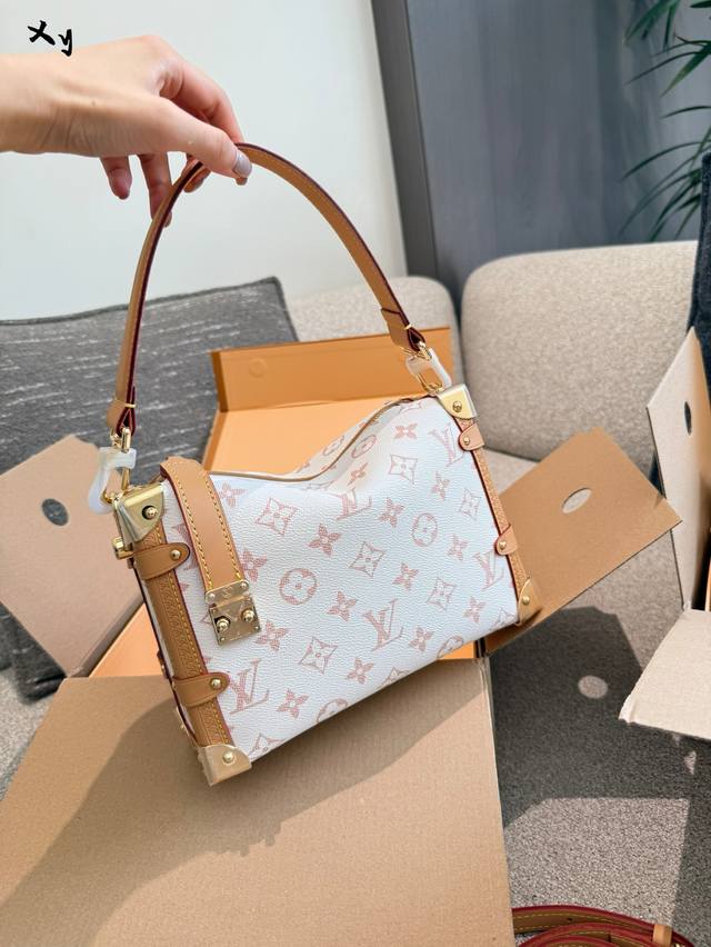 双盒Lvsidetrunk 谷爱凌同款梦中情包后米米嘟 谷爱凌也在背的一款Side Trunk沙丘色也是最新的限定色哦~白色软盒子上身松弛感满满金属配饰很有质感