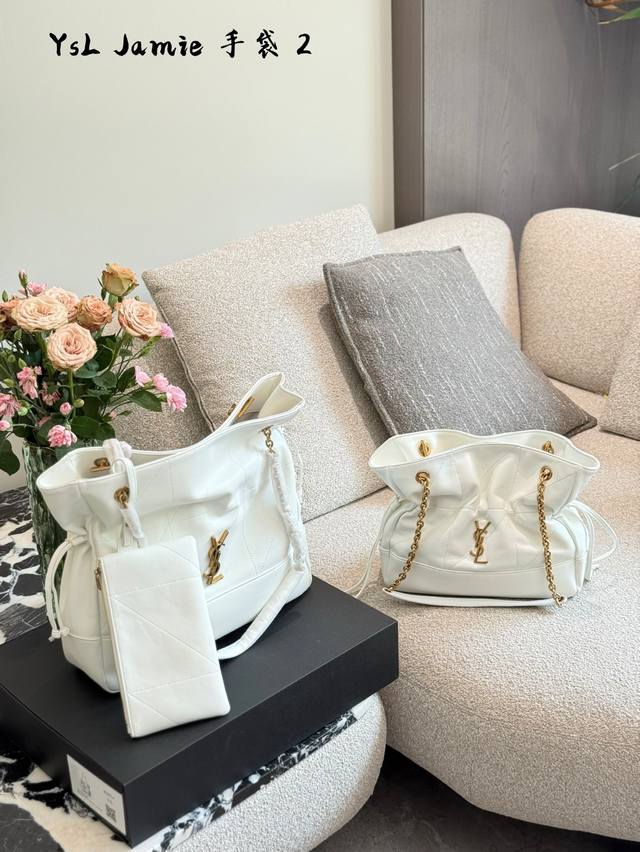 Ysl新品Jamie手袋，时尚的火花瞬间点燃。手袋的精致设计，不仅能够完美收纳你的日常所需，更是一种生活态度的展现。松弛有度，既不失优雅，又充满个性。30Cm