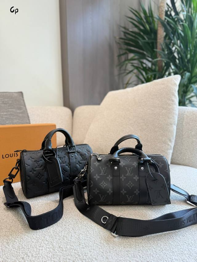 Lv路易威登Keepall25黑武士黑色很好搭配日常出行，手提斜挎都有范儿~很适合日常使用，女生背超级酷尺寸: 25*11*15Cm