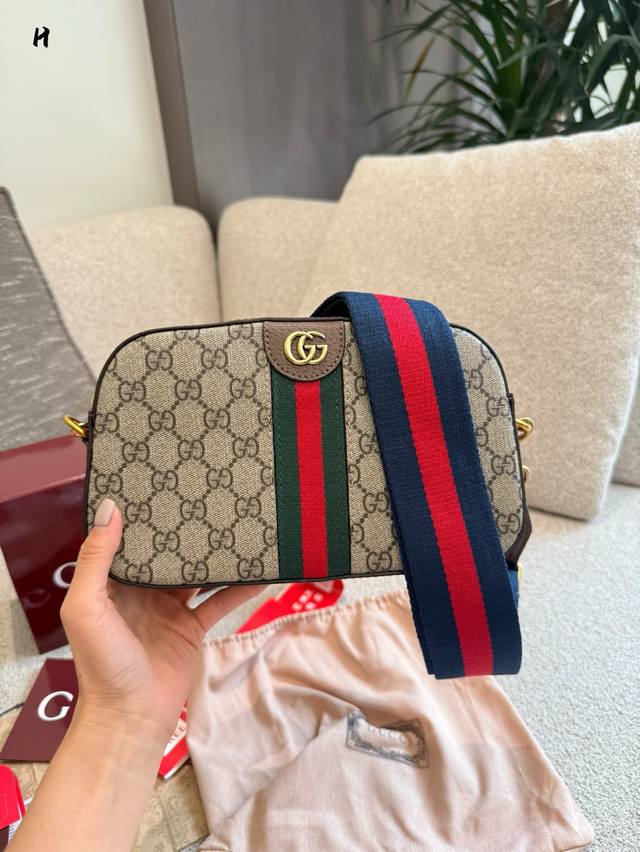 Gucci 新款Ophidia系列小包Ophidia完全是古驰经典元素的系列。Gg Monogram、绿 红绿和Gg Hardware的细节。近期又推出了几款可 Gucci 新款Ophidia系列小包Ophidia完全是古驰经典元素的系列。Gg Monogram、绿 红绿和Gg Hardware的细节。近期又推出了几款可