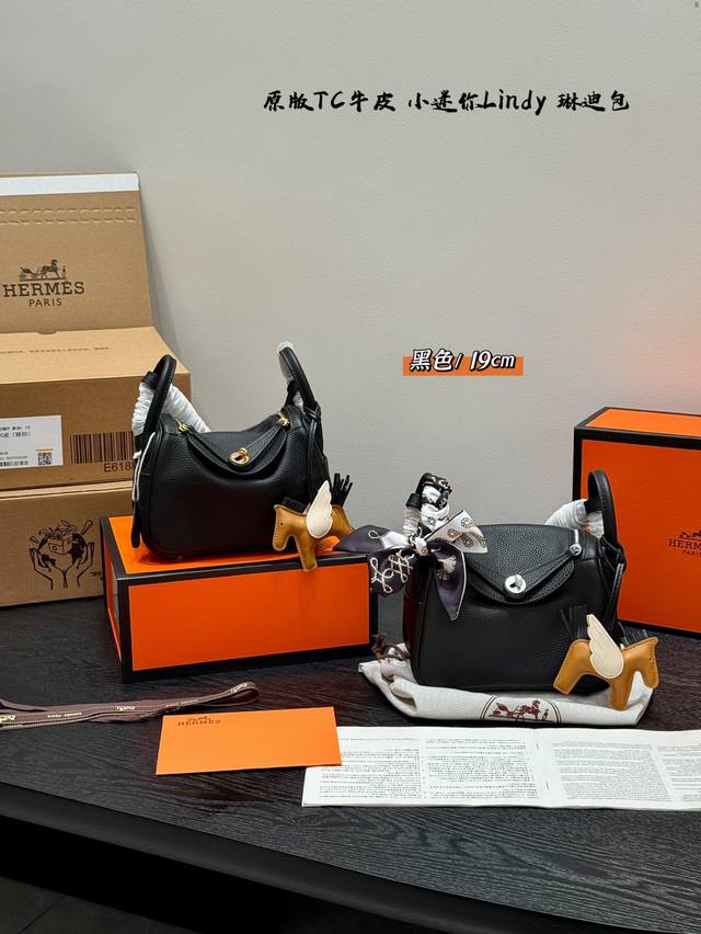 配全套包装原版头层Tc牛皮Size：19*13Cm爱马仕 Lindy琳迪小迷你Mini采用头层小牛皮定制五金&半手缝莎菲线斜挎 手拎！高级优雅又带点可爱赠送丝巾