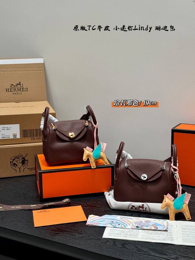配全套包装原版头层Tc牛皮Size：19*13Cm爱马仕 Lindy琳迪小迷你Mini采用头层小牛皮定制五金&半手缝莎菲线斜挎 手拎！高级优雅又带点可爱赠送丝巾