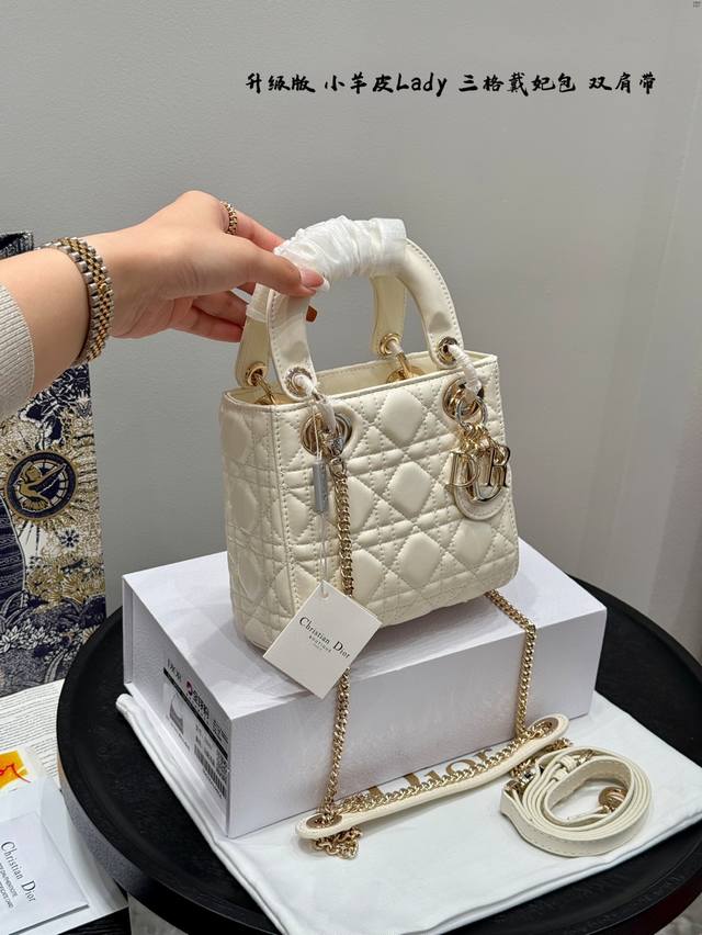 礼盒包装 升级版!Size:17×14 三格 Dior迪奥 Lady 小羊皮纹戴妃包羊皮藤格纹 打造醒目的绗缝细节时髦典雅的设计经久不衰!斜挎帅气大方,手提精致 礼盒包装 升级版!Size:17×14 三格 Dior迪奥 Lady 小羊皮纹戴妃包羊皮藤格纹 打造醒目的绗缝细节时髦典雅的设计经久不衰!斜挎帅气大方,手提精致