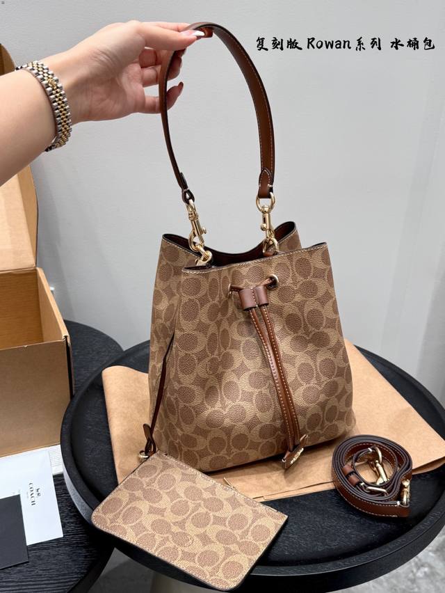 礼盒包装复刻版！蔻驰Coach Rowan 水桶包 作为一款出色的全能单肩包，尺寸不会太大或太小，可妥善收纳日常所需物品。采用拋光鹅软石纹皮革制作，并井有条的内