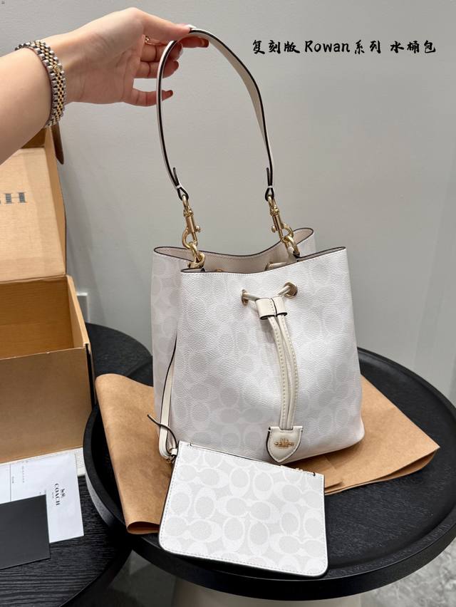 礼盒包装复刻版！蔻驰Coach Rowan 水桶包 作为一款出色的全能单肩包，尺寸不会太大或太小，可妥善收纳日常所需物品。采用拋光鹅软石纹皮革制作，并井有条的内
