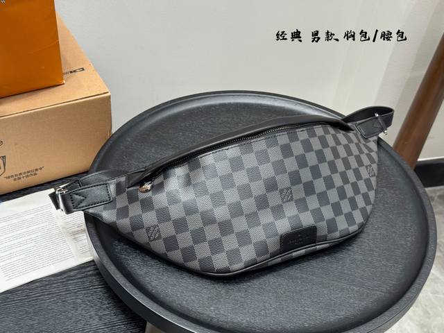 礼盒包装Lv胸包送男朋友专属酷酷酷此款Discovery腰包由Monogram Eclipse帆布制成,兼具休闲时尚气质与现代功能性。造型符合人体工学原理，并配
