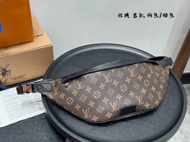 礼盒包装Lv胸包送男朋友专属酷酷酷此款Discovery腰包由Monogram Eclipse帆布制成,兼具休闲时尚气质与现代功能性。造型符合人体工学原理，并配