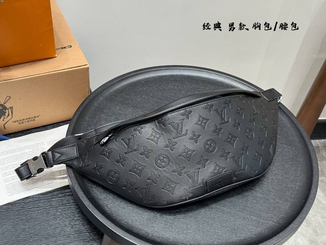 礼盒包装Lv胸包送男朋友专属酷酷酷此款Discovery腰包由Monogram Eclipse帆布制成,兼具休闲时尚气质与现代功能性。造型符合人体工学原理，并配
