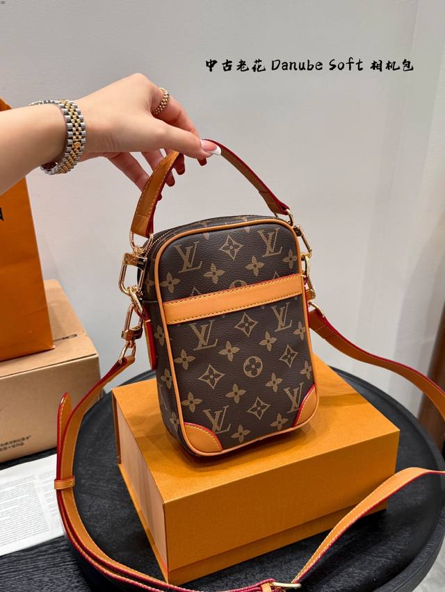 礼盒包装尺寸：20*15Cmlv中古 Danube Soft相机包最最最新上线哦！耐看！实用且能装！老花经典款！绝对的高级货！搜索Lv 相机包
