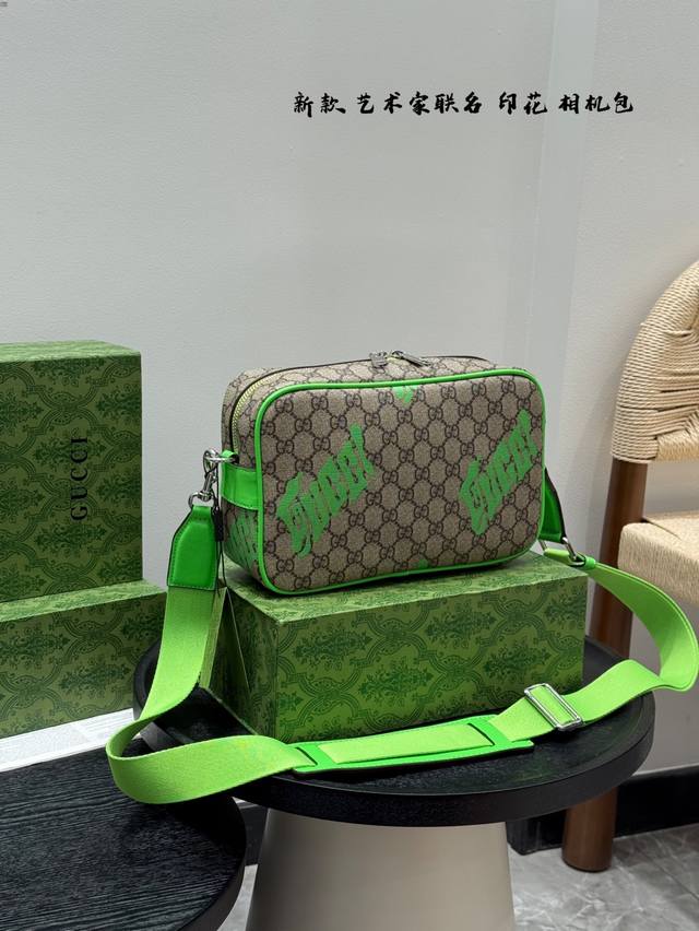 礼盒包装Gucci联名款印花相机包 中国艺术家咖喱牛 Currynew 焕新演绎品牌标识，为男士成衣、皮具和配饰增色添彩。这款斜挎包以经典Gg字母交织图案涂层织