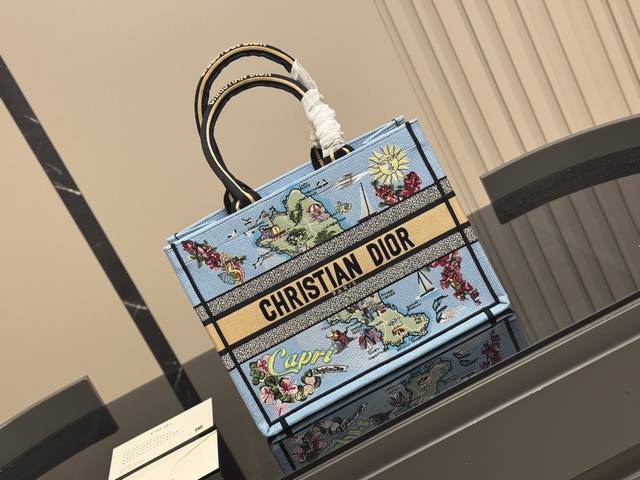 配折叠盒丝巾Dior 原版布提花 Dior Book Tote今年最喜欢的一款购物袋 Tote我用的次数最多的包迪奥因为容量超级大不管什么东西都向里面放当然凹造