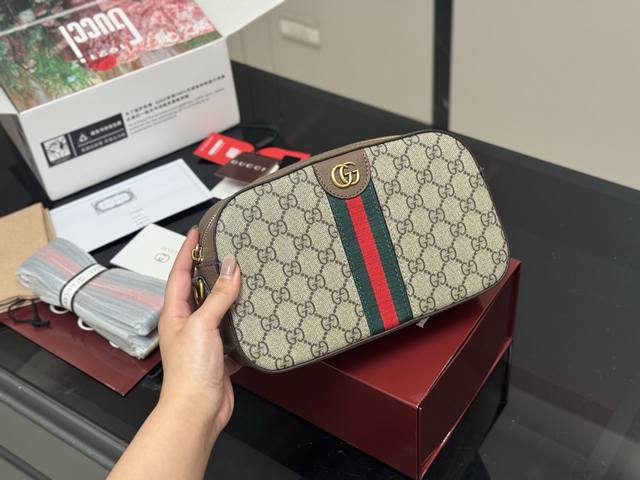 配折叠盒飞机盒古奇简单的老花相机包，没有过于花哨的设计，一切就是那么简约，搭配起来也很容易。搭配白色，黑色都很好看哟