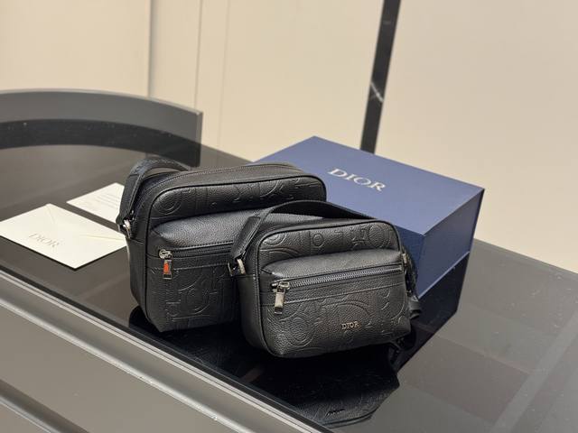 配盒Size：19.14Cm 23.17Cm迪奥 Homme 邮差包实在帅La ～简单有质感的设计实用又很高级