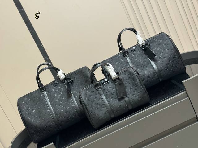 超酷Lv Keepall旅行袋Lvkeepall 出差旅行最常用的一只包这是超酷的一只包可以做健身包，也可做旅行袋容量超级感人非常的实用出差三四天背这只包，衣服