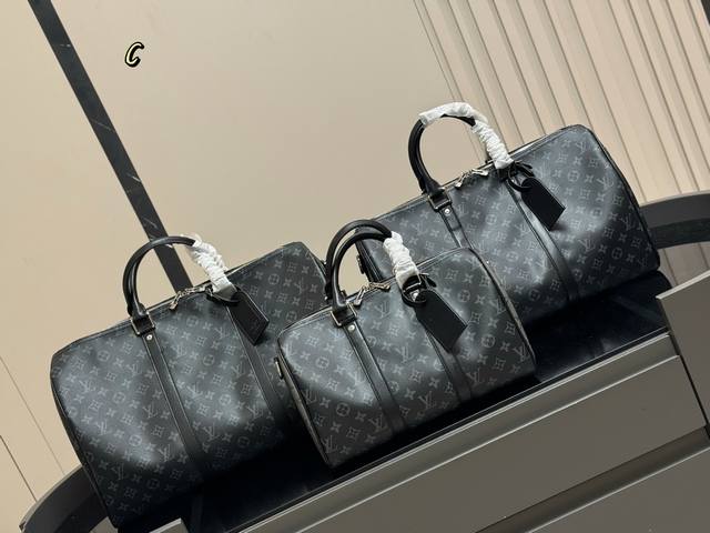 超酷Lv Keepall旅行袋Lvkeepall 出差旅行最常用的一只包这是超酷的一只包可以做健身包，也可做旅行袋容量超级感人非常的实用出差三四天背这只包，衣服