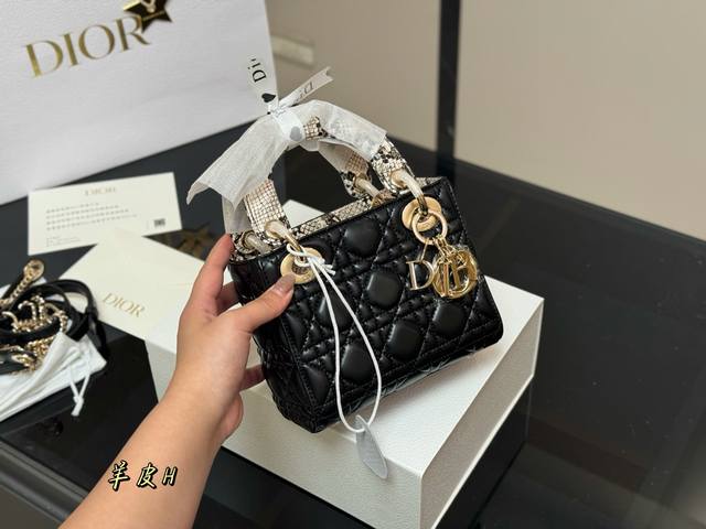 配盒尺寸:17Cm高品版.升级顶级原单出货 迪奥 戴妃羊皮款搭配最新的肩带更加加分！！小牛皮材质！