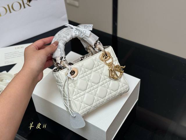 配盒尺寸:17Cm高品版.升级顶级原单出货 迪奥 戴妃羊皮款搭配最新的肩带更加加分！！小牛皮材质！