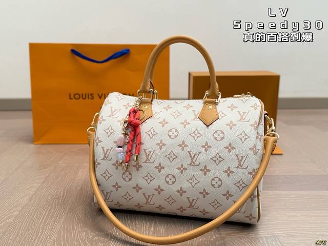 Lv Speedy Soft 30手袋以瞩目风姿成就旅途良伴。充裕构型内设拉链口袋,可妥善保管护照和其他重要物品。名牌诉说工致细节,Toron 手柄再添新颖一笔 Lv Speedy Soft 30手袋以瞩目风姿成就旅途良伴。充裕构型内设拉链口袋,可妥善保管护照和其他重要物品。名牌诉说工致细节,Toron 手柄再添新颖一笔