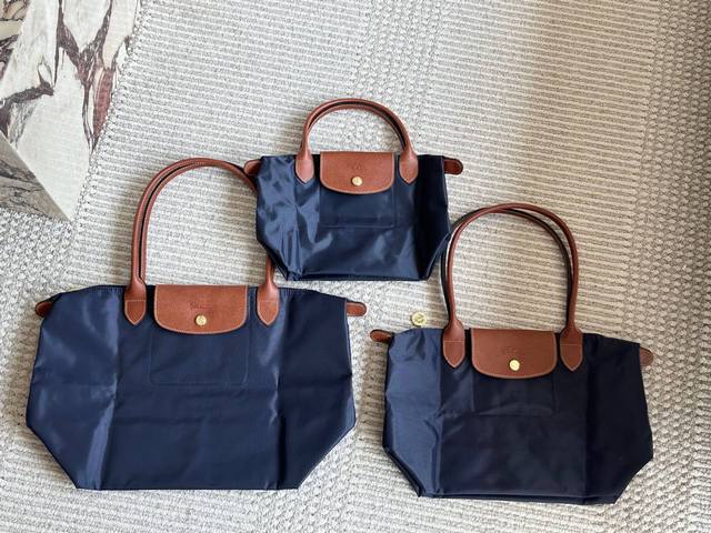 无盒 大中小同价 Size ：22*23*14Cm 小 26*27*16Cm 中 30*31*19Cm 大Longchamp珑骧I尼龙饺子包黑棕经典色这个颜色你