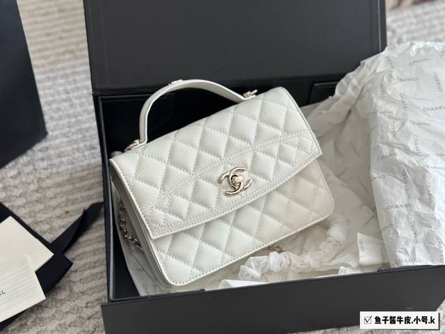 鱼子酱牛皮Chanel香奈儿 25C双肩小背包25C 这个真的太喜欢单肩斜挎手拎都可以自由调节，每种背法都没有违和感，后背应该春夏会更好看尺寸 ：18 13Cm