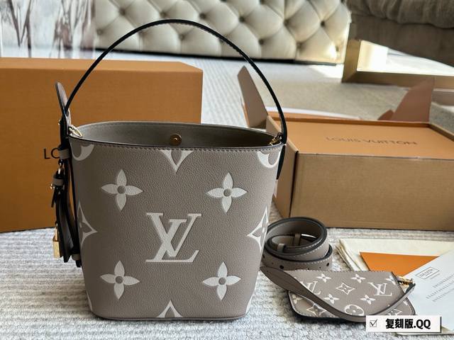 配盒Size:18*16Cmall In Bb重磅来袭新色 这谁看了不迷糊呀没想到越看越喜欢有两幅面孔L家 Aii In Bb25Ss 水桶包