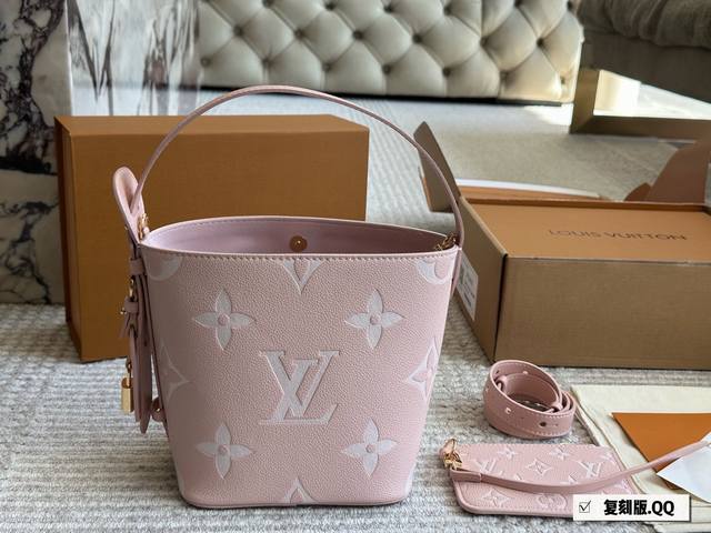 配盒Size:18*16Cmall In Bb重磅来袭新色 这谁看了不迷糊呀没想到越看越喜欢有两幅面孔L家 Aii In Bb25Ss 水桶包