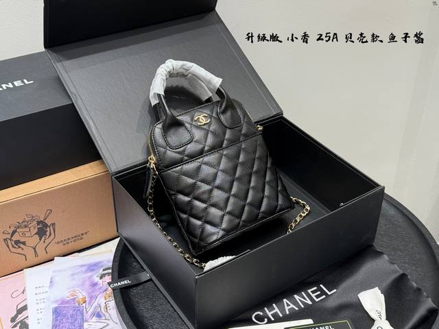 礼盒包装升级版 鱼子酱Chanel香奈儿 限量25A高级手工坊系列Chanel25A高级手工坊系列真的太特别了这个链条贝壳款真的好贴别，可手提 上身也很好看，能