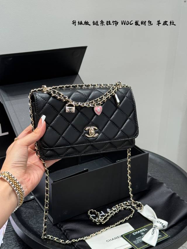配包装升级版 羊皮纹Size：20*13Cm香奈儿链条挂饰 发财包Woc发财包，可以有必须给自己安排Chanel发财包香奶奶包中最经常用的一只