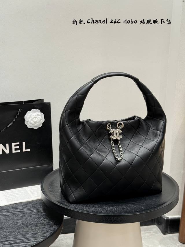 礼盒包装香奈儿Chanel 25P嬉皮Hobo腋下包这一季的新款26C腋下包托特包设计 一整个高级感拉满把简约风体现的淋漓尽致｜慵懒感十足羊皮的质地更是贴心，整
