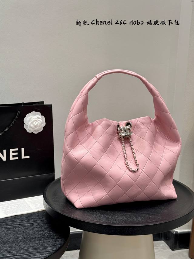 礼盒包装香奈儿Chanel 25P嬉皮Hobo腋下包这一季的新款26C腋下包托特包设计 一整个高级感拉满把简约风体现的淋漓尽致｜慵懒感十足羊皮的质地更是贴心，整