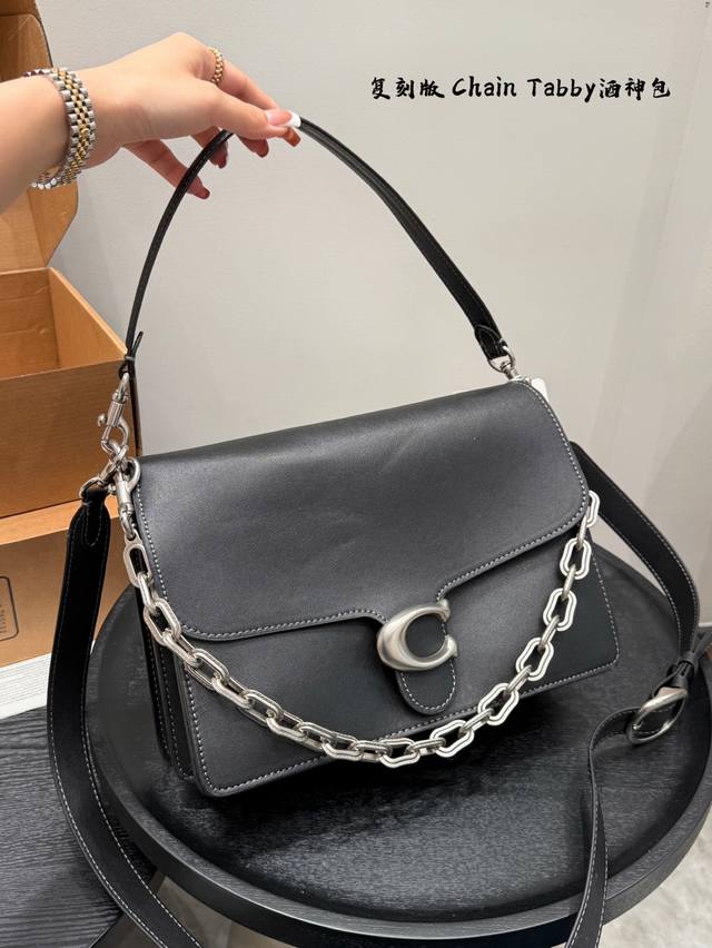 礼盒包装复刻版Coach蔻驰 Chain Tabby家族酒神包这款包的设计简直就是甜酷女士的最爱Chain Tabby满足你所有容量需求尺寸大号30 20Cm一