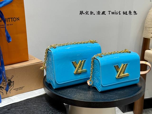 同价 折叠盒尺寸23*16Cm 大号 19*13Cm 小号 Lv 压花 漆皮Twist链条包呈现新古典Twist 中号手袋。造就聚焦设计:翻盖的超值 明快活泼, 同价 折叠盒尺寸23*16Cm 大号 19*13Cm 小号 Lv 压花 漆皮Twist链条包呈现新古典Twist 中号手袋。造就聚焦设计:翻盖的超值 明快活泼,