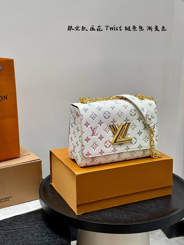 折叠盒尺寸22.15Lv 压花 渐变色Twist链条包呈现新古典Twist 中号手袋。造就聚焦设计：翻盖的超值 明快活泼，自由滑动，无论肩背斜挎或日夜场合，随心
