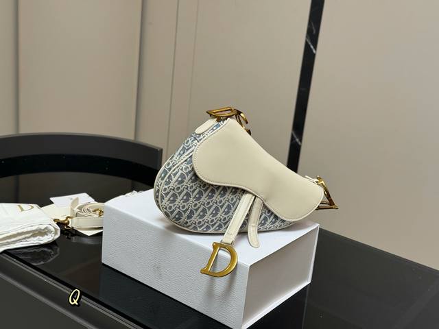 配折叠盒尺寸：25Cm*20Cm大号 升级版出货 迪奥牛仔蓝马鞍包配宽皮肩带 品质太Ok 搜索Dior 迪奥
