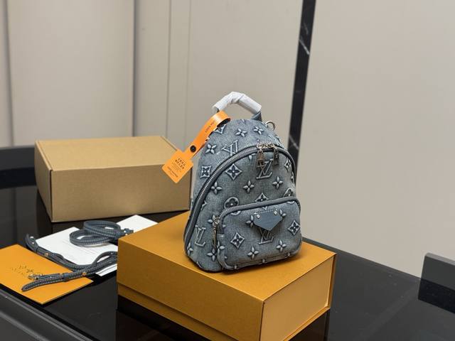 配折叠盒飞机盒Size：18.20Cmlv 牛仔Mini双肩包，好温柔呀~粉粉嫩嫩的怎么能抗拒呢实测可容纳手机，粉饼，口红，纸巾，车钥匙。小而不废的一款可爱小包