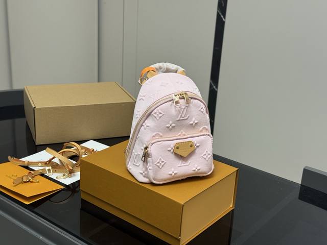 配折叠盒飞机盒Size：18.20Cmlv 牛仔Mini双肩包，好温柔呀~粉粉嫩嫩的怎么能抗拒呢实测可容纳手机，粉饼，口红，纸巾，车钥匙。小而不废的一款可爱小包