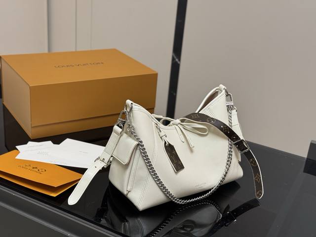 配折叠盒飞机盒Size：21.29Cmlv Carryall 年度包王带有蝴蝶结的腋下包喜欢吗，内附一只收纳零钱包，性价比颜值超在线了 ！单肩斜挎完全没问题 怎