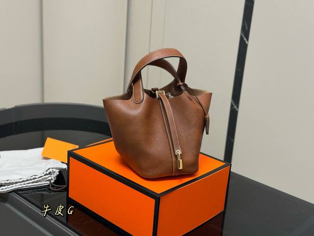 无盒Size：18*20Cm爱马仕 H家 菜篮子头层牛皮 油腊线皮质很有质感！有垂度！懂货的一定要入哦！