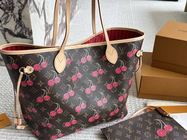 中号Lv Neverfull购物袋 N41605Lv 家的经典王牌，超大容量的设计作为妈咪包和Ol通勤都是妥妥 滴,出镜率 最高的包款。条纹内衬完全不单调沉闷，