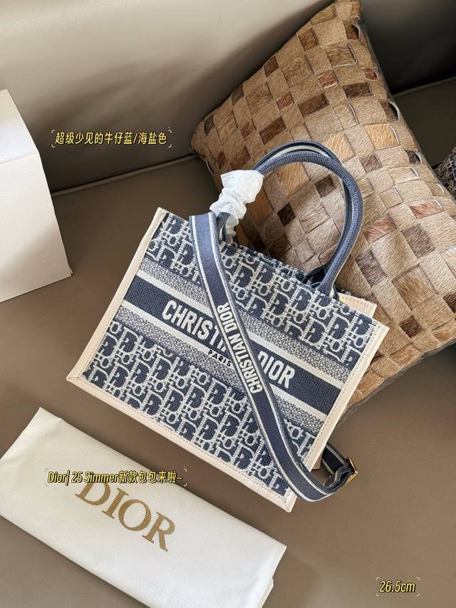 配盒Size：26.5*21Cm 36*28 Cm 41*35Cmd家 Tote购物袋Tote25早春新款可以背的托特来了立体刺绣 非普通货赠送同色系丝巾！搜索