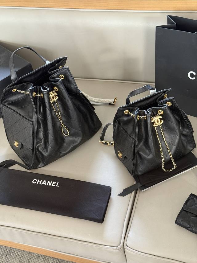 配盒Size：23*24Cm 小 31*32Cm 大 小香家 25C Hobo嬉皮双肩包酷飒的水桶造型，很复古包口可调节的抽绳设计很实用，侧面两个小口袋，大小适