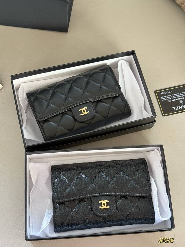 配盒Size：15.5*10Cm小香家 鱼子酱 羊皮中长夹Chanel 钱包里外全皮！头层牛皮！日常出门零钱和卡足够用的一款！