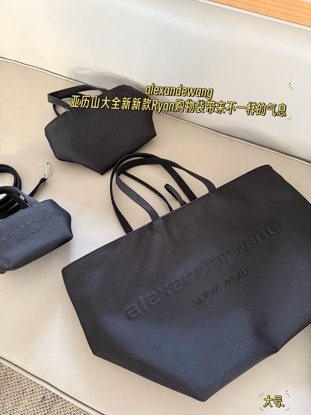 无盒Size：上宽20*10.5Cm 迷你 上宽30*18Cm 中号 上宽50*32Cm 大号 慵懒感十足的托特包，大王家的包包真的好好背整个包包材质采用的是加