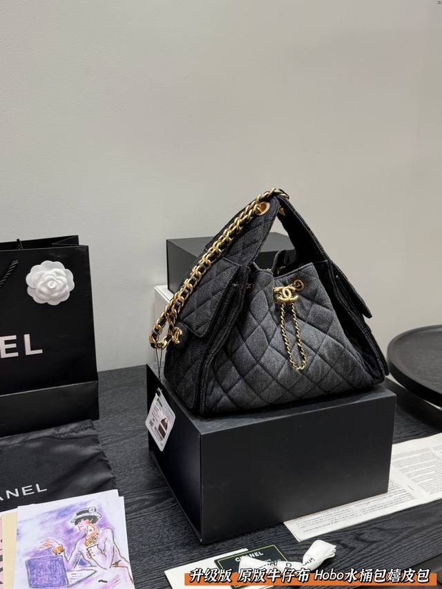 礼盒包装升级版 高品质！原版布Size 26*22Cm 小号香奈儿 Chanel丹宁牛仔Hobo 嬉皮包这一季最火的腋下 抽口水桶包爆款羊皮纹嬉皮腋下包！不得不