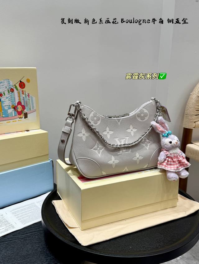 配折叠盒搭配星黛露挂件复刻版 全钢五金尺寸26Cmlv Boulogne牛角包腋下包新色系雾霾灰浅灰色压花款整体的感觉 上身超甜超嫩可以手提可以斜挎 小巧精致可