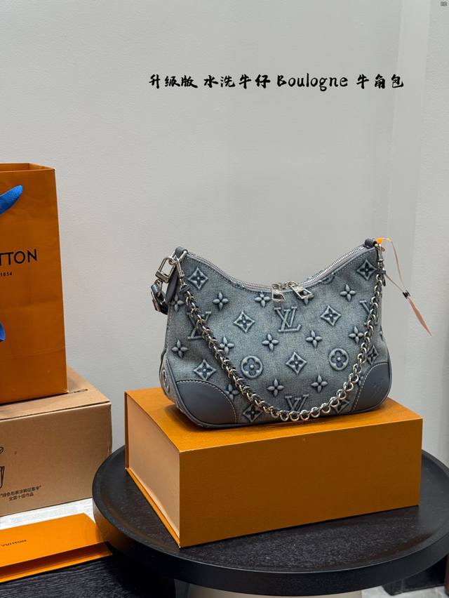 礼盒包装复古风 高级感满满Lv 丹宁牛仔布浮雕款 Boulogne 牛角包设计上多加了链条，增添时尚感之余，也让包变的更多样化使用。肩带设计非常Nice，肩带长