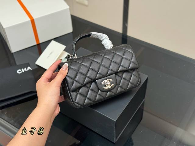 折叠盒飞机盒Size：20*12Cm香奈儿Mini Cf Handle 无论搭配还是容量都是没得说，真的太可爱了！手提的Cf！