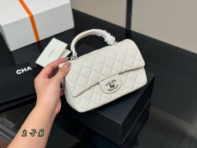 折叠盒飞机盒Size：20*12Cm香奈儿Mini Cf Handle 无论搭配还是容量都是没得说，真的太可爱了！手提的Cf！