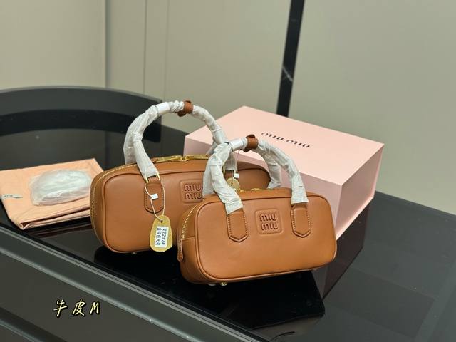 配盒Size：28*13Cm 23*11Cmmiumiu保龄球 公文包 包包甜度刚好！很难不爱啊啊！可手拎也可斜挎绝对不是小废包哦容量足足的~~出场就是Mium