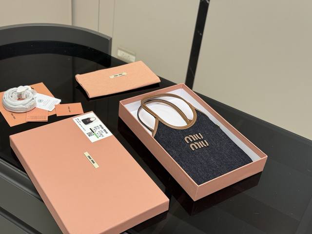 配盒Size:20*21Cmmiumiu新款托特Tote今年的风刮的太猛了老多爆款了!这款的版型也太好看了吧!Miumiu 这一季不管是单肩包还是托特包都超级可 配盒Size:20*21Cmmiumiu新款托特Tote今年的风刮的太猛了老多爆款了!这款的版型也太好看了吧!Miumiu 这一季不管是单肩包还是托特包都超级可